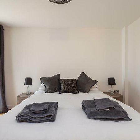 בורנמות' Stunning Contemporary Apartment - Free Parking - 5 Minute Walk To The Beach - Great Location - Fast Wifi - Smart Tv With Netflix Included - Contractor Friendly - Perfect For Short And Long Stays מראה חיצוני תמונה