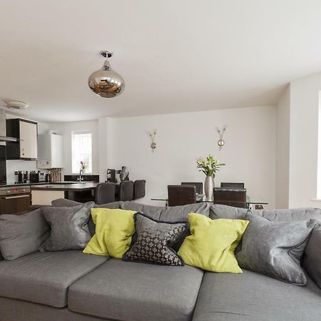 בורנמות' Stunning Contemporary Apartment - Free Parking - 5 Minute Walk To The Beach - Great Location - Fast Wifi - Smart Tv With Netflix Included - Contractor Friendly - Perfect For Short And Long Stays מראה חיצוני תמונה