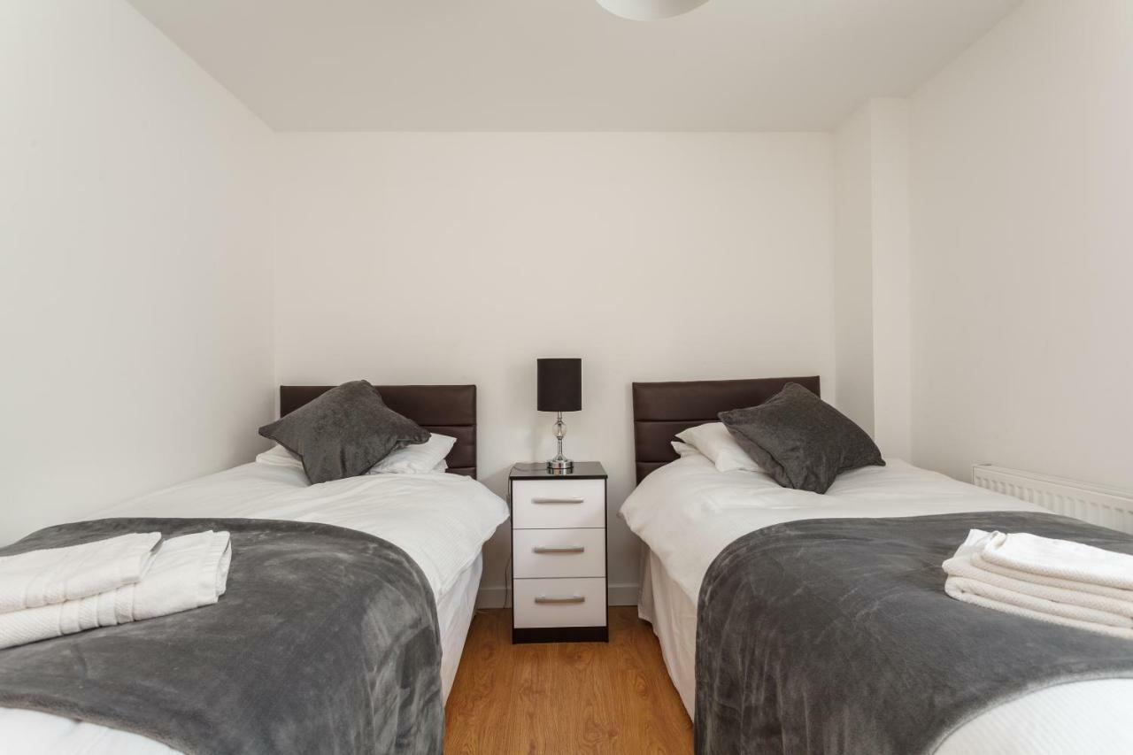 בורנמות' Stunning Contemporary Apartment - Free Parking - 5 Minute Walk To The Beach - Great Location - Fast Wifi - Smart Tv With Netflix Included - Contractor Friendly - Perfect For Short And Long Stays מראה חיצוני תמונה