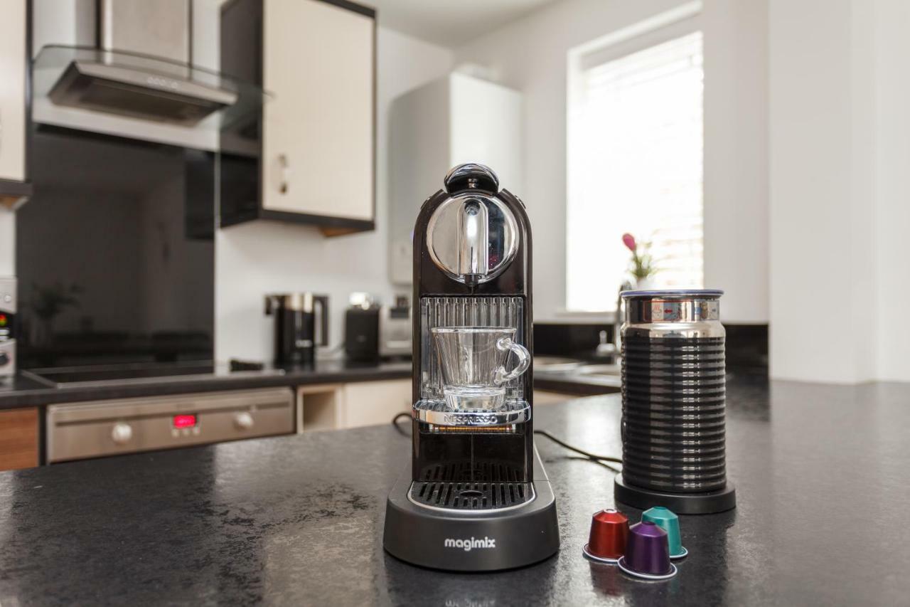 בורנמות' Stunning Contemporary Apartment - Free Parking - 5 Minute Walk To The Beach - Great Location - Fast Wifi - Smart Tv With Netflix Included - Contractor Friendly - Perfect For Short And Long Stays מראה חיצוני תמונה