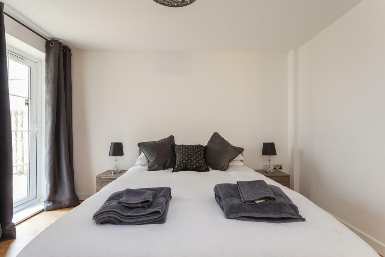 בורנמות' Stunning Contemporary Apartment - Free Parking - 5 Minute Walk To The Beach - Great Location - Fast Wifi - Smart Tv With Netflix Included - Contractor Friendly - Perfect For Short And Long Stays מראה חיצוני תמונה