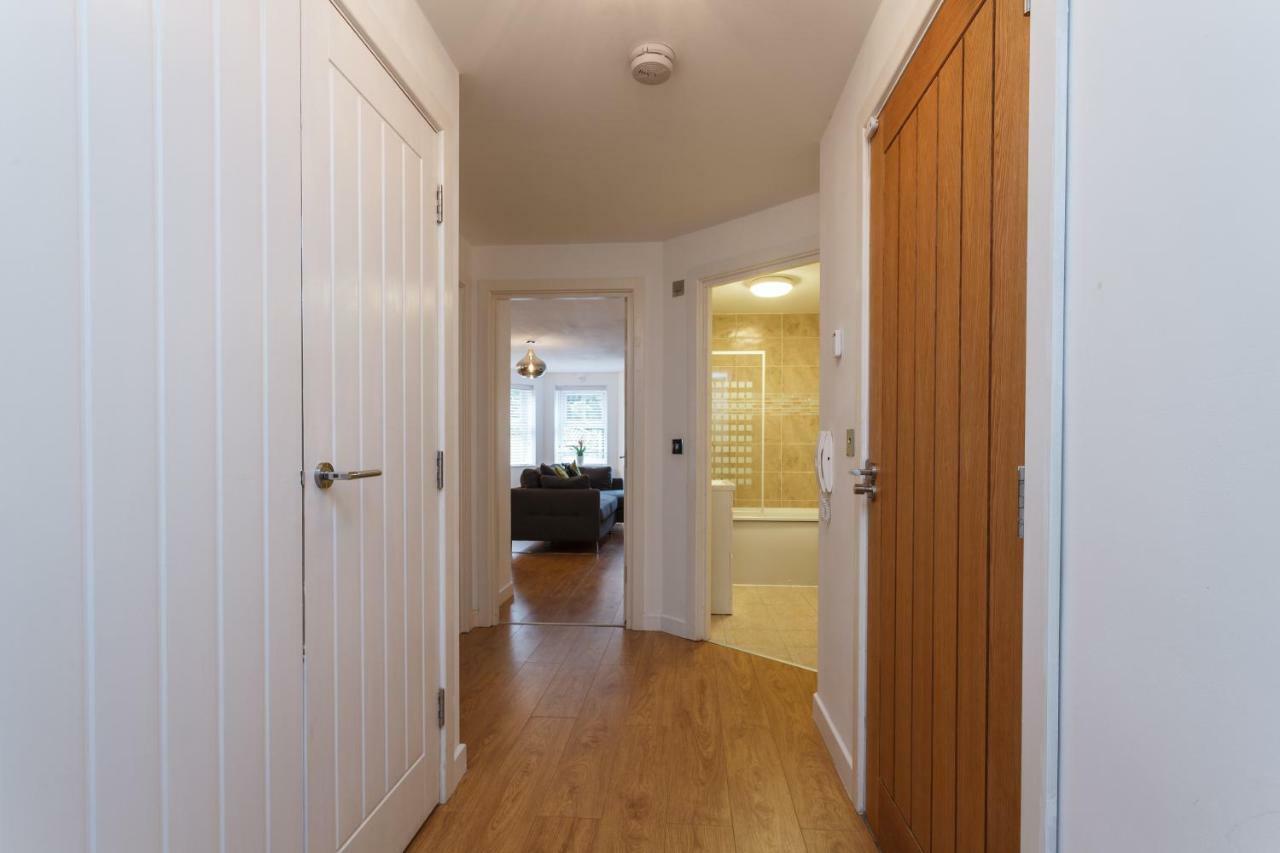 בורנמות' Stunning Contemporary Apartment - Free Parking - 5 Minute Walk To The Beach - Great Location - Fast Wifi - Smart Tv With Netflix Included - Contractor Friendly - Perfect For Short And Long Stays מראה חיצוני תמונה
