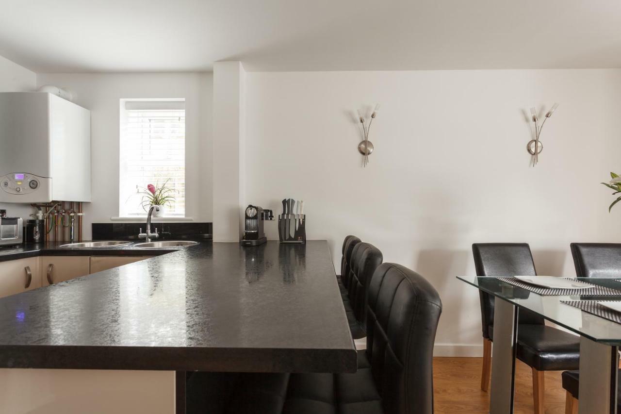בורנמות' Stunning Contemporary Apartment - Free Parking - 5 Minute Walk To The Beach - Great Location - Fast Wifi - Smart Tv With Netflix Included - Contractor Friendly - Perfect For Short And Long Stays מראה חיצוני תמונה