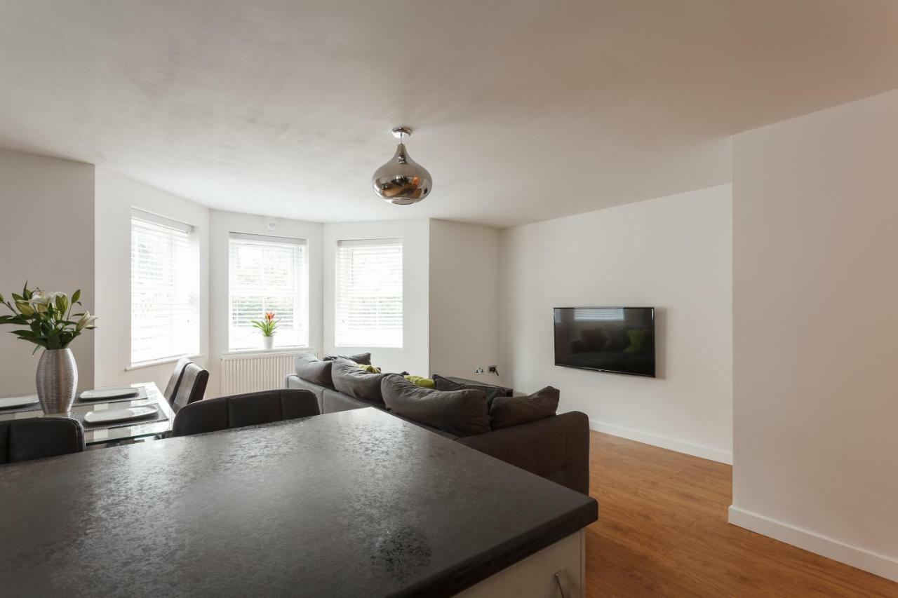 בורנמות' Stunning Contemporary Apartment - Free Parking - 5 Minute Walk To The Beach - Great Location - Fast Wifi - Smart Tv With Netflix Included - Contractor Friendly - Perfect For Short And Long Stays מראה חיצוני תמונה