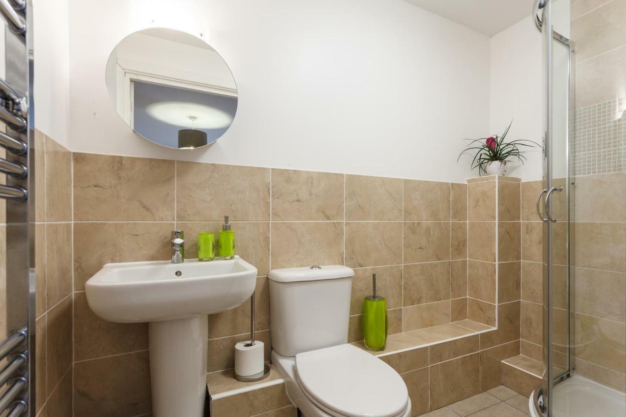 בורנמות' Stunning Contemporary Apartment - Free Parking - 5 Minute Walk To The Beach - Great Location - Fast Wifi - Smart Tv With Netflix Included - Contractor Friendly - Perfect For Short And Long Stays מראה חיצוני תמונה