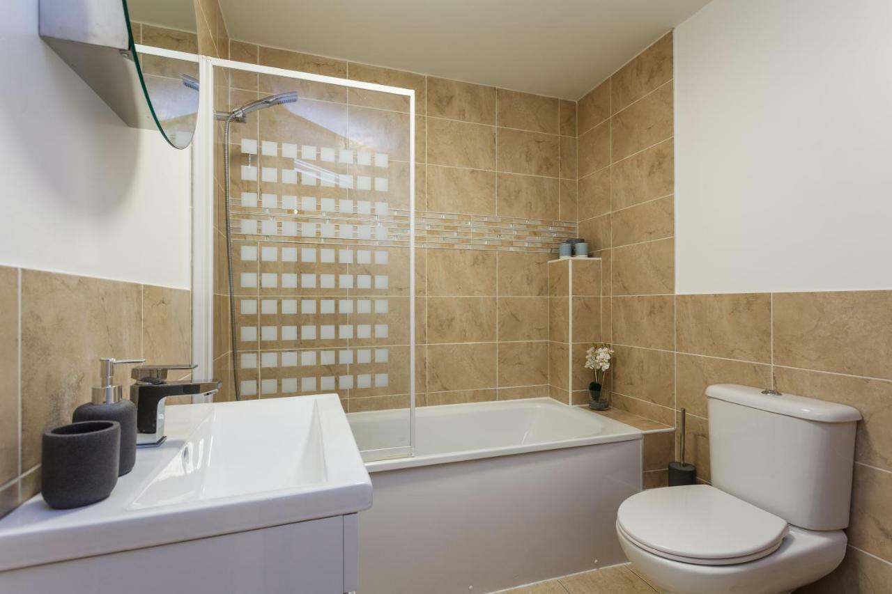 בורנמות' Stunning Contemporary Apartment - Free Parking - 5 Minute Walk To The Beach - Great Location - Fast Wifi - Smart Tv With Netflix Included - Contractor Friendly - Perfect For Short And Long Stays מראה חיצוני תמונה