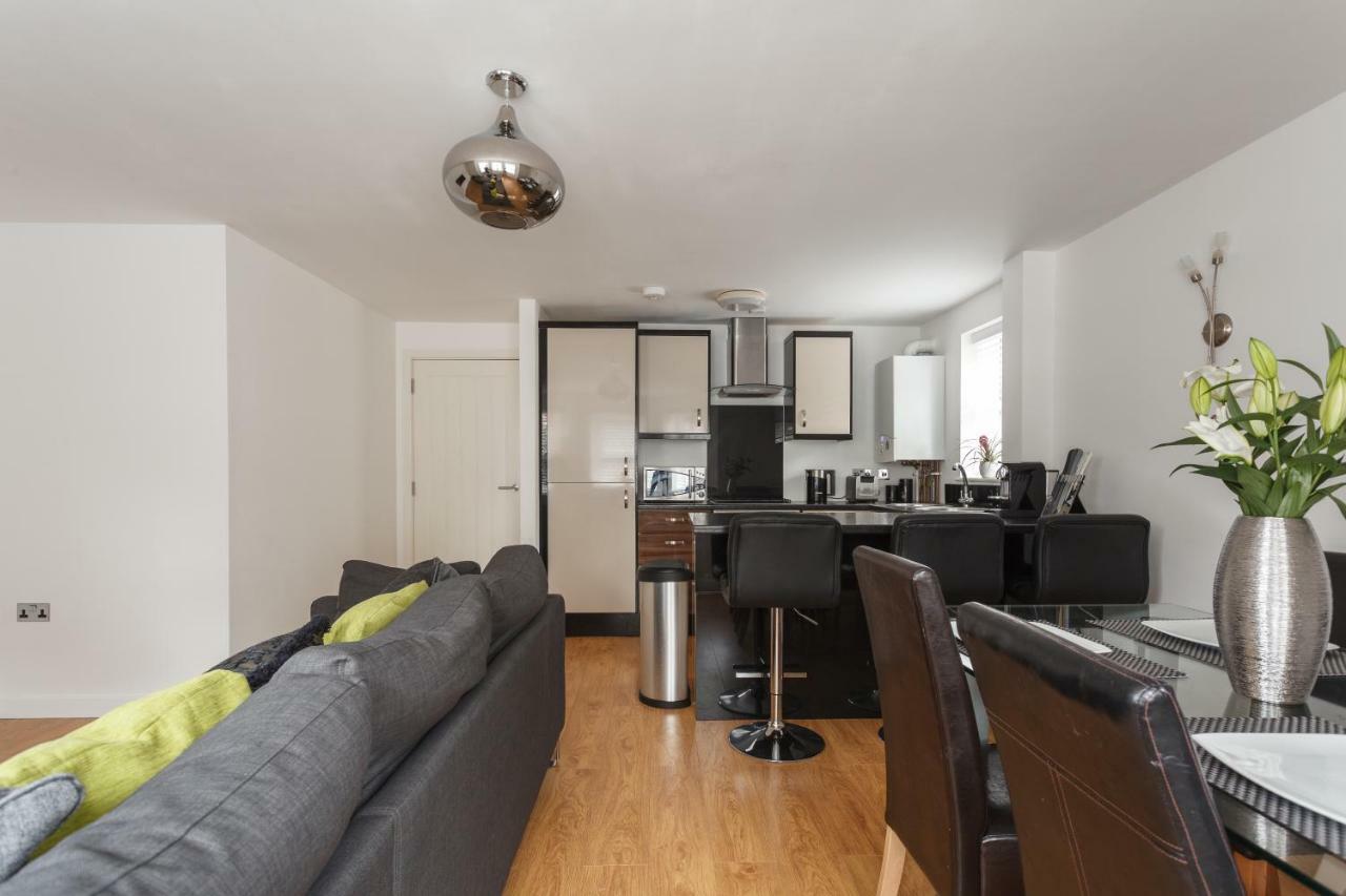 בורנמות' Stunning Contemporary Apartment - Free Parking - 5 Minute Walk To The Beach - Great Location - Fast Wifi - Smart Tv With Netflix Included - Contractor Friendly - Perfect For Short And Long Stays מראה חיצוני תמונה