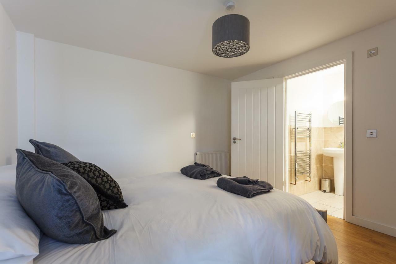 בורנמות' Stunning Contemporary Apartment - Free Parking - 5 Minute Walk To The Beach - Great Location - Fast Wifi - Smart Tv With Netflix Included - Contractor Friendly - Perfect For Short And Long Stays מראה חיצוני תמונה