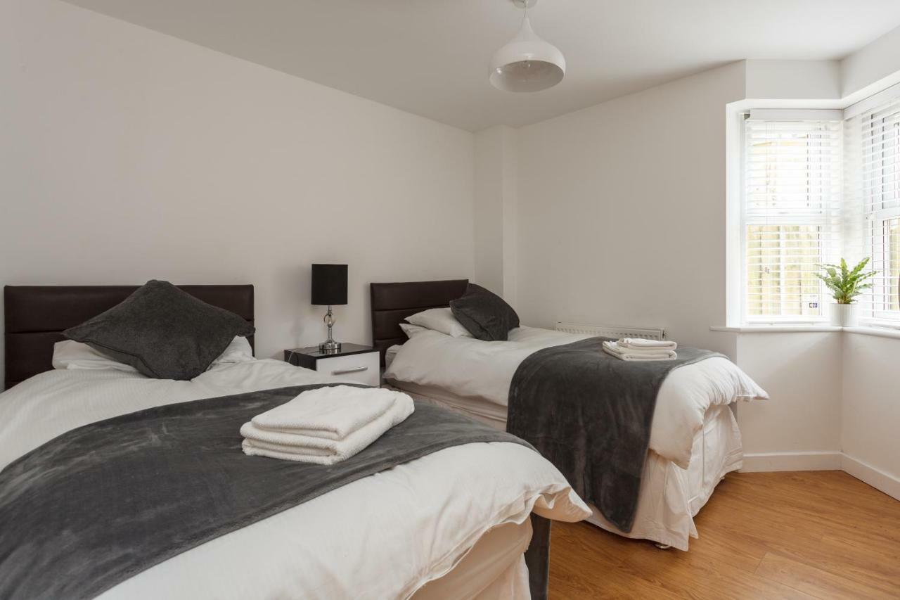 בורנמות' Stunning Contemporary Apartment - Free Parking - 5 Minute Walk To The Beach - Great Location - Fast Wifi - Smart Tv With Netflix Included - Contractor Friendly - Perfect For Short And Long Stays מראה חיצוני תמונה