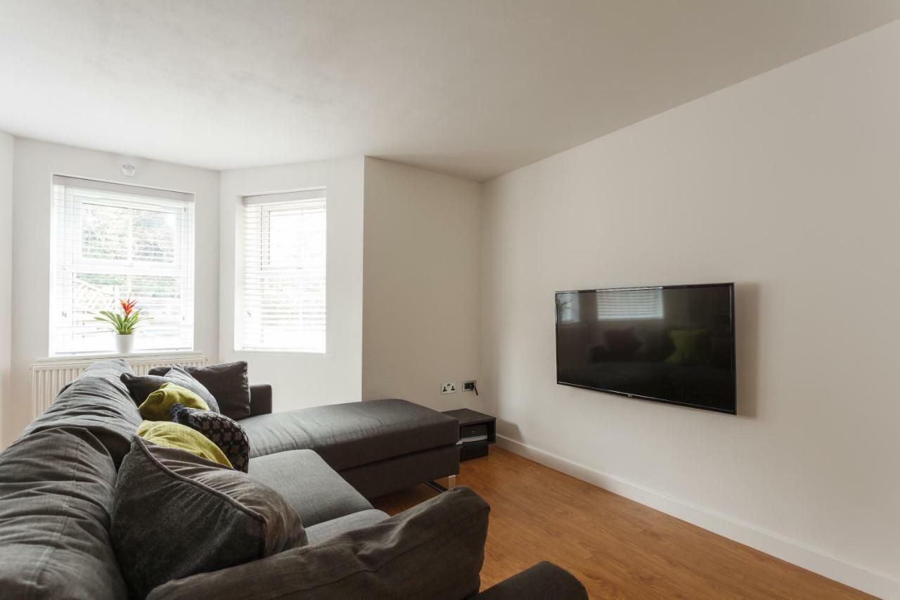 בורנמות' Stunning Contemporary Apartment - Free Parking - 5 Minute Walk To The Beach - Great Location - Fast Wifi - Smart Tv With Netflix Included - Contractor Friendly - Perfect For Short And Long Stays מראה חיצוני תמונה