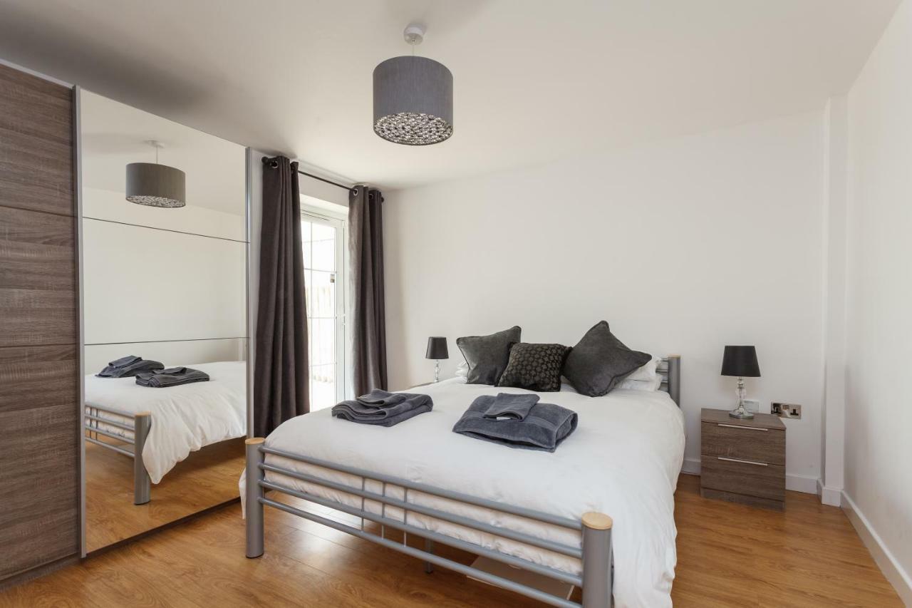 בורנמות' Stunning Contemporary Apartment - Free Parking - 5 Minute Walk To The Beach - Great Location - Fast Wifi - Smart Tv With Netflix Included - Contractor Friendly - Perfect For Short And Long Stays מראה חיצוני תמונה