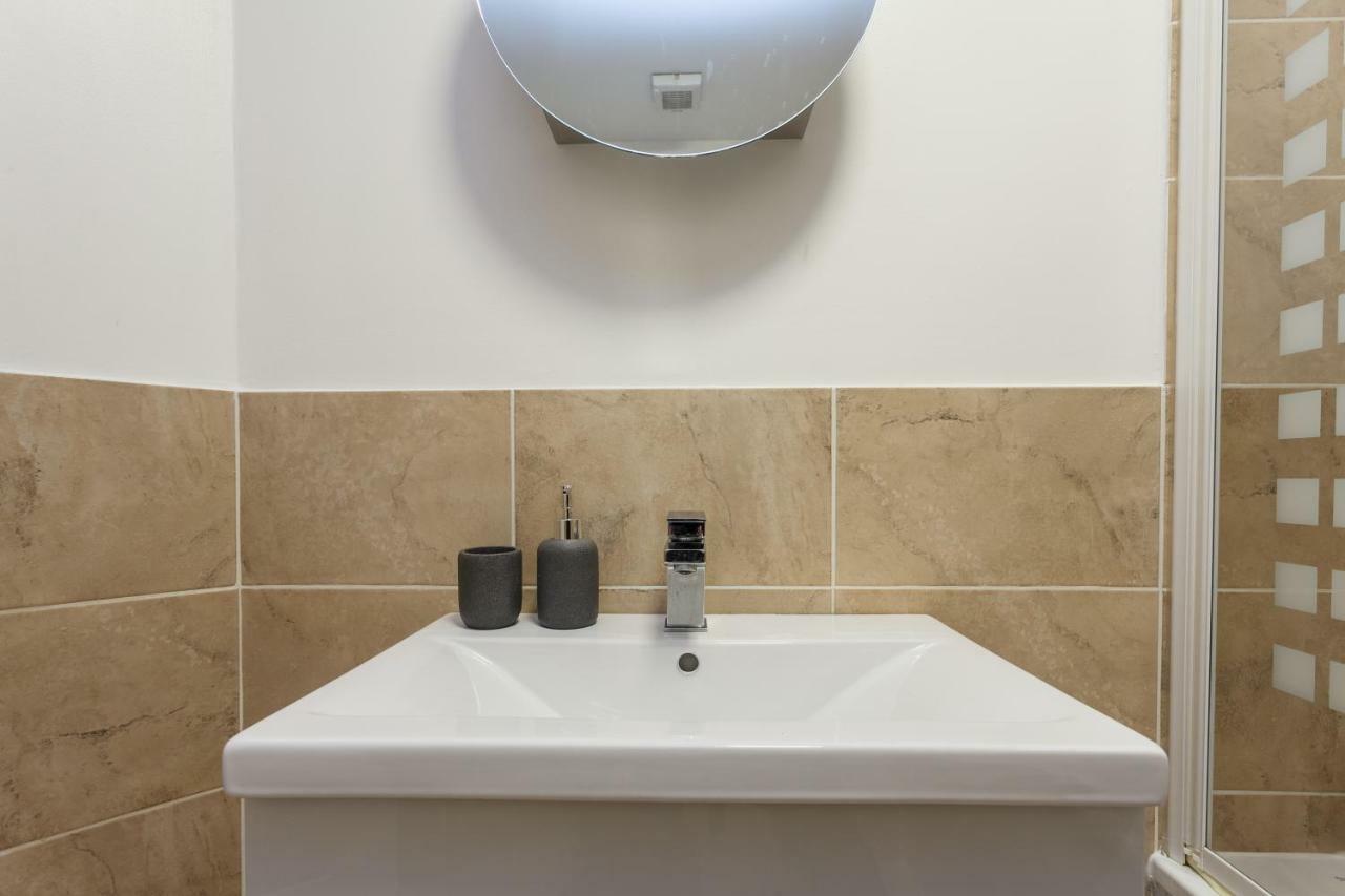 בורנמות' Stunning Contemporary Apartment - Free Parking - 5 Minute Walk To The Beach - Great Location - Fast Wifi - Smart Tv With Netflix Included - Contractor Friendly - Perfect For Short And Long Stays מראה חיצוני תמונה