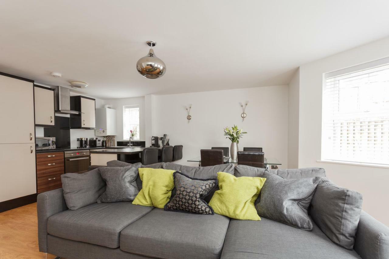 בורנמות' Stunning Contemporary Apartment - Free Parking - 5 Minute Walk To The Beach - Great Location - Fast Wifi - Smart Tv With Netflix Included - Contractor Friendly - Perfect For Short And Long Stays מראה חיצוני תמונה