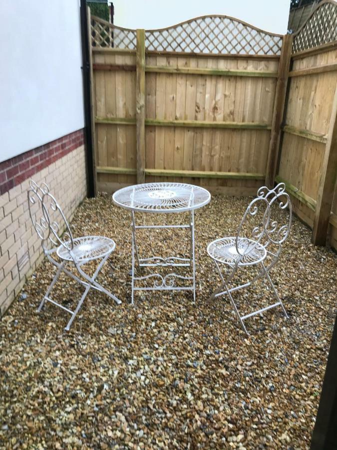 בורנמות' Stunning Contemporary Apartment - Free Parking - 5 Minute Walk To The Beach - Great Location - Fast Wifi - Smart Tv With Netflix Included - Contractor Friendly - Perfect For Short And Long Stays מראה חיצוני תמונה